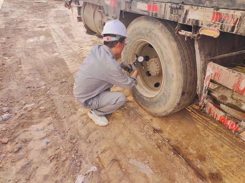 彎沉試驗(yàn)（測(cè)量輪胎氣壓）